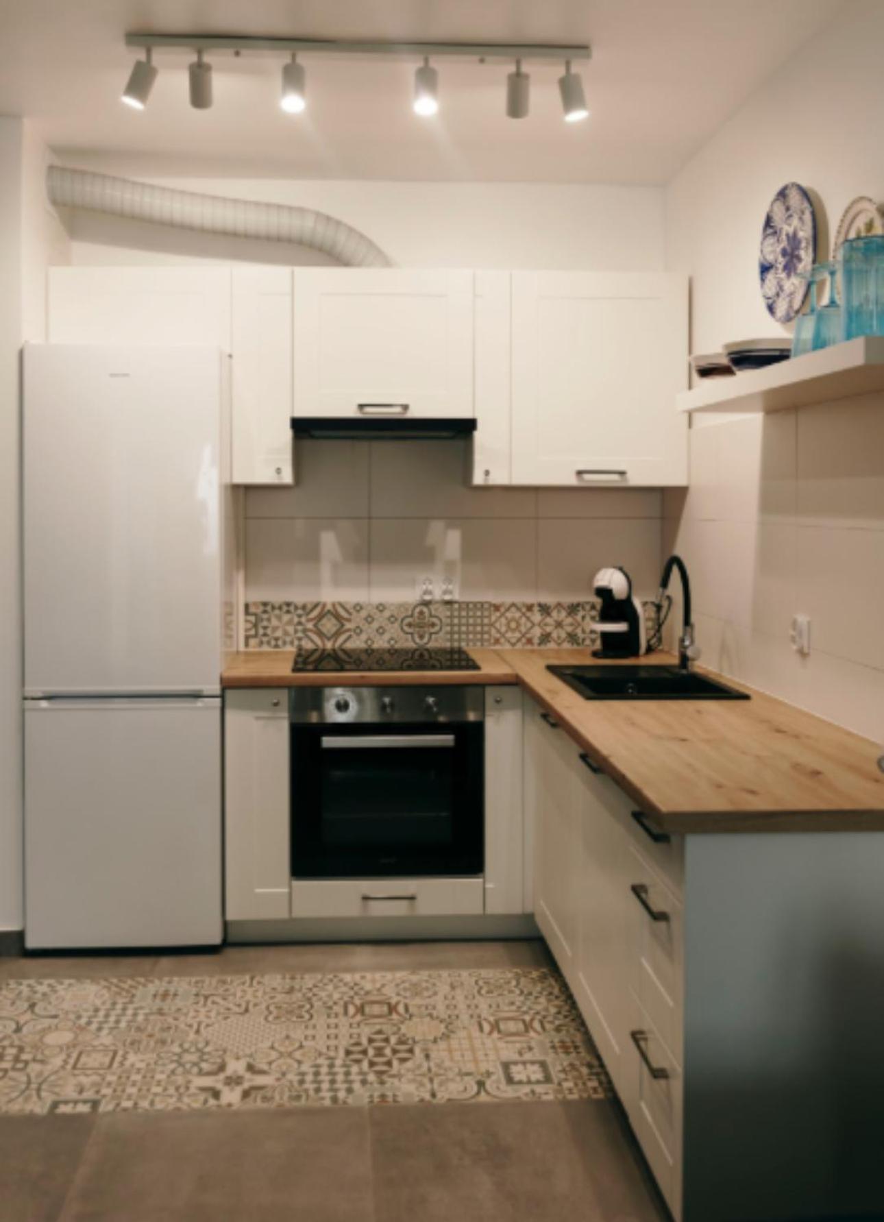 Apartament Latosa *
